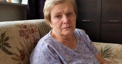 Man 68 metai. Kas mėnesį atiduodavau sūnui pusę savo pensijos, manydama, kad padedu jo šeimai. Bet kartą už durų išgirdau marčią sakant: „Kentėk, butas vis tiek bus mūsų…” Stovėjau sustingusi su pirkinių maišu rankose. O tai, ką padariau po valandos, privertė juos tą pat vakarą prašyti atleidimo…