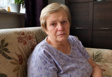 Man 68 metai. Kas mėnesį atiduodavau sūnui pusę savo pensijos, manydama, kad padedu jo šeimai. Bet kartą už durų išgirdau marčią sakant: „Kentėk, butas vis tiek bus mūsų…” Stovėjau sustingusi su pirkinių maišu rankose. O tai, ką padariau po valandos, privertė juos tą pat vakarą prašyti atleidimo…