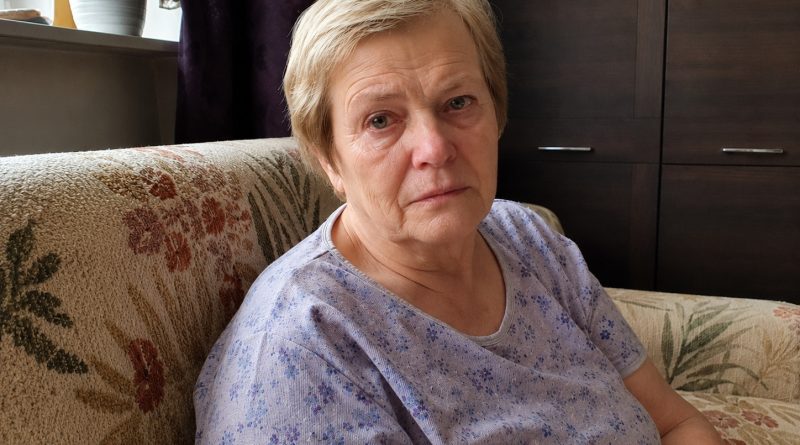 Man 68 metai. Kas mėnesį atiduodavau sūnui pusę savo pensijos, manydama, kad padedu jo šeimai. Bet kartą už durų išgirdau marčią sakant: „Kentėk, butas vis tiek bus mūsų…” Stovėjau sustingusi su pirkinių maišu rankose. O tai, ką padariau po valandos, privertė juos tą pat vakarą prašyti atleidimo…
