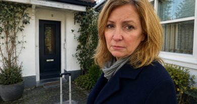 Sūnui atidaviau visą gyvenimą. O jis išvarė mane iš mano paties namų dėl moters, kuri dar nebuvo net jo žmona. Man buvo penkiasdešimt devyneri ir rankose — lagaminas. Kol paskambino telefonas…