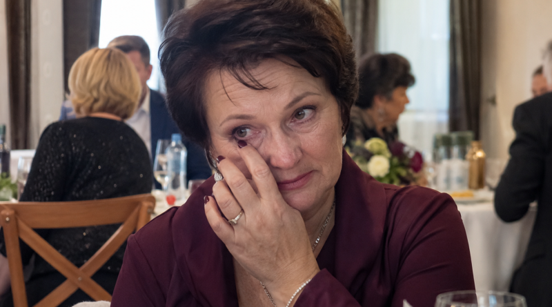 Per patį mano 60-ojo jubiliejaus įkarštį, mano sūnus ir dukra pareiškė, kad turi man ypatingą staigmeną. Visi svečiai nutilo, laukdami, ką mano vaikai paruošė. Bet tai, kas įvyko toliau, privertė mane raudonuoti iš gėdos
