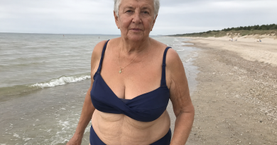 Mano vaikai ir anūkai pakvietė mane atostogų, bet nusprendė elgtis su manimi kaip su sena našta. Kai anūkė pasakė, kad mano amžiuje gėda vilkėti maudymosi kostiumėlį, aš išėjau pas juos vilkėdama būtent jį ir privertiau visus nutilti …
