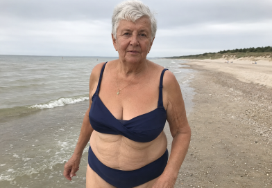 Mano vaikai ir anūkai pakvietė mane atostogų, bet nusprendė elgtis su manimi kaip su sena našta. Kai anūkė pasakė, kad mano amžiuje gėda vilkėti maudymosi kostiumėlį, aš išėjau pas juos vilkėdama būtent jį ir privertiau visus nutilti …