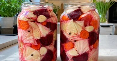 Fermentuoti kopūstai gabalėliais su burokėliais, morkomis ir česnakais, traškūs, ryškūs ir nepaprastai gardūs!