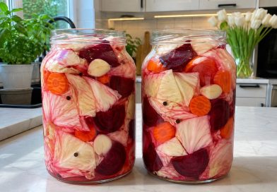 Fermentuoti kopūstai gabalėliais su burokėliais, morkomis ir česnakais, traškūs, ryškūs ir nepaprastai gardūs!