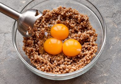 Suplaku grikius su kiaušiniais ir gaunu biudžetinį patiekalą visai šeimai
