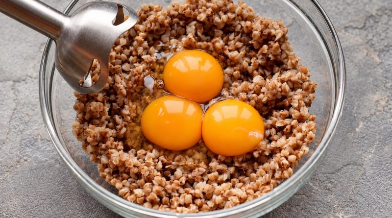 Suplaku grikius su kiaušiniais ir gaunu biudžetinį patiekalą visai šeimai